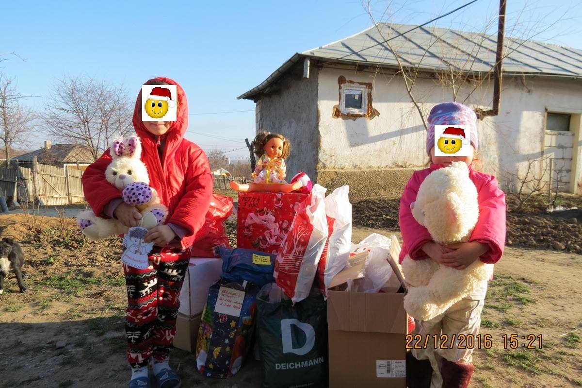 Crăciun cu copiii - campania Dăruiești și primești